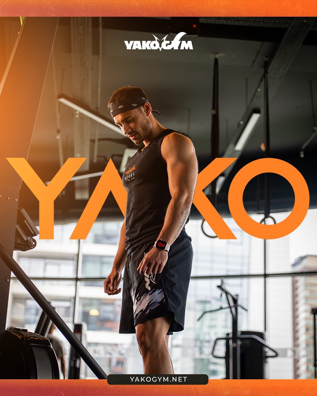 YAKO logotipi önünde ağırlık hazırlayan sporcu