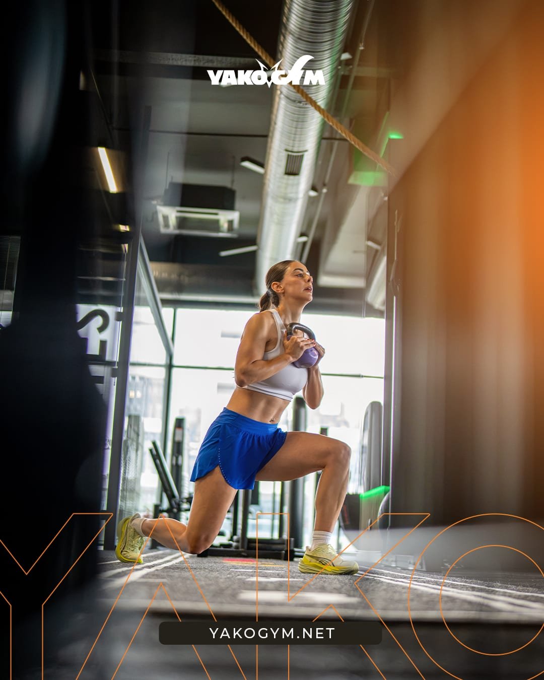 Salonda kettlebell ile lunge yapan kadın